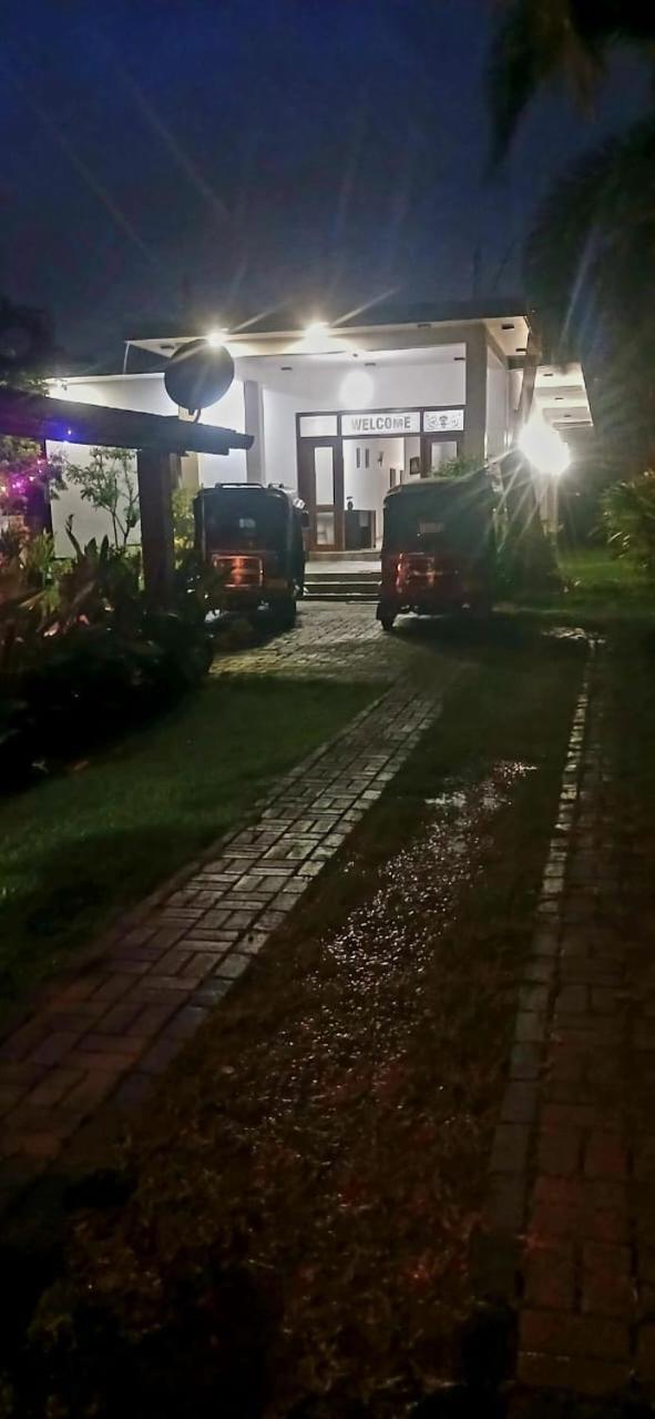 Negombo Royal Villa By Hotel Oviniru Dış mekan fotoğraf